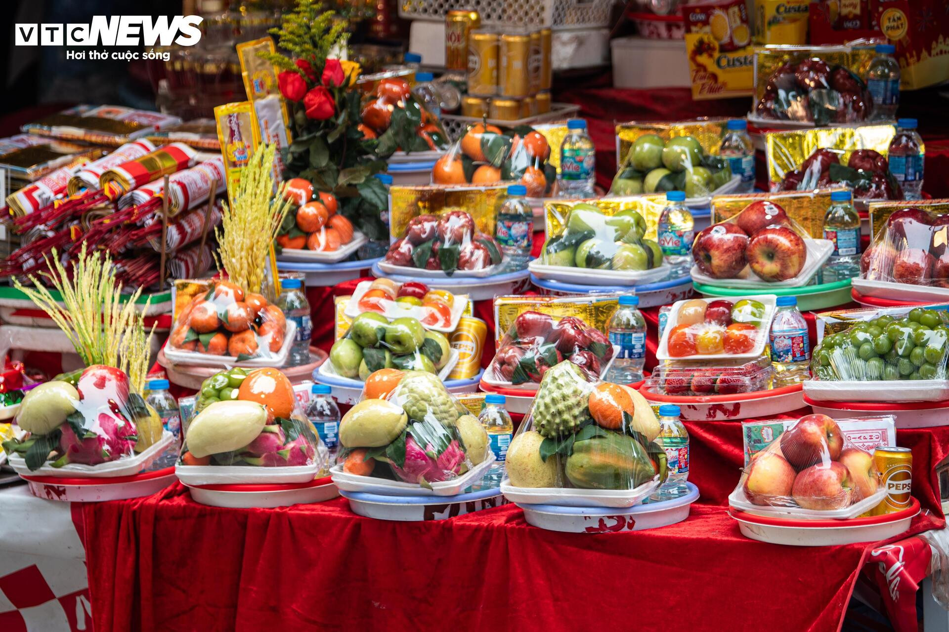 Người dân tấp nập mua lễ cúng rằm cuối năm, hàng quán ở phủ Tây Hồ hốt bạc - 7