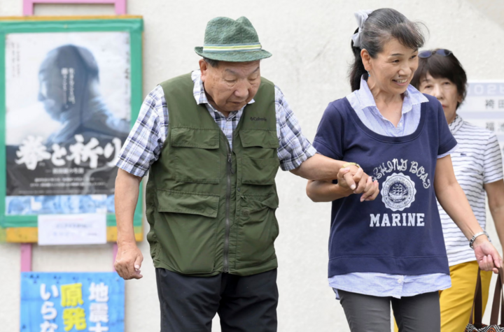 Iwao Hakamada đi dạo ở Hamamatsu, tỉnh Shizuoka. (Nguồn: The Guardian)