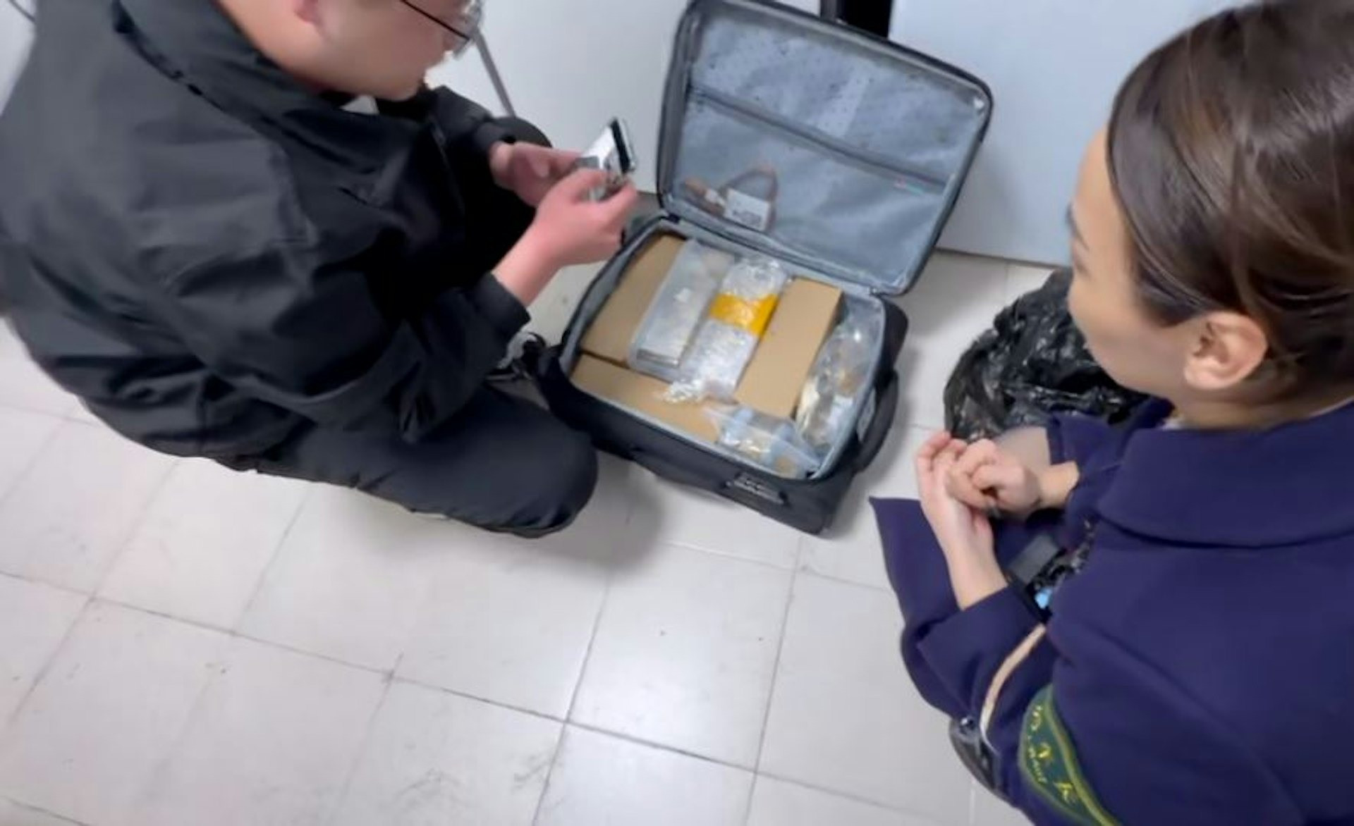 Phát hiện vali màu đen chứa 12kg vàng trị giá 74 tỷ đồng - Ảnh 1.