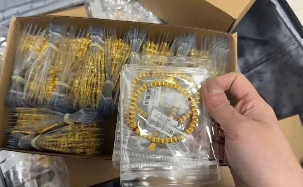 Phát hiện vali màu đen chứa 12kg vàng trị giá 74 tỷ đồng - Ảnh 2.