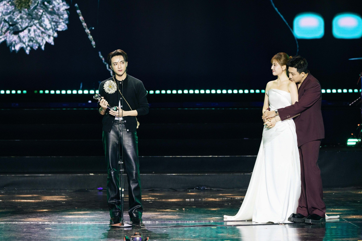 Vợ chồng Trấn Thành - Hari Won thân mật khi Soobin đang phát biểu nhận giải.