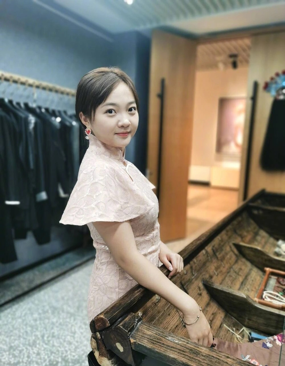 Sao nhí từng 'hát nhép' tại Olympic Bắc Kinh 2008: Từ bỏ nghệ thuật, sống bình dị插图3 Sao nhí từng