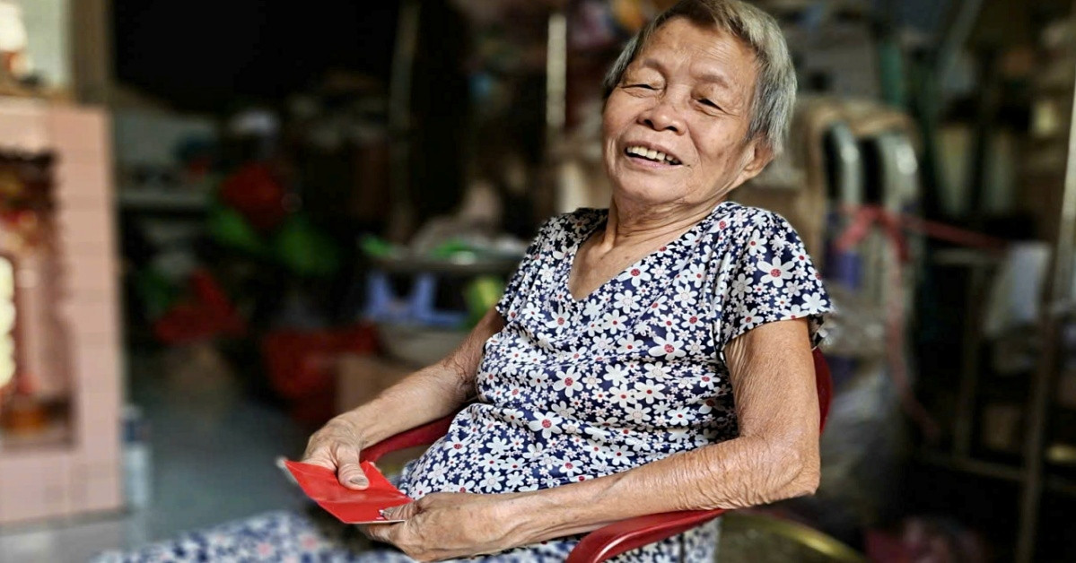 Bé gái ôm 6 giấy khen khóc nghẹn trước mộ mẹ dịp Tết khiến nhiều người xót xa插图1