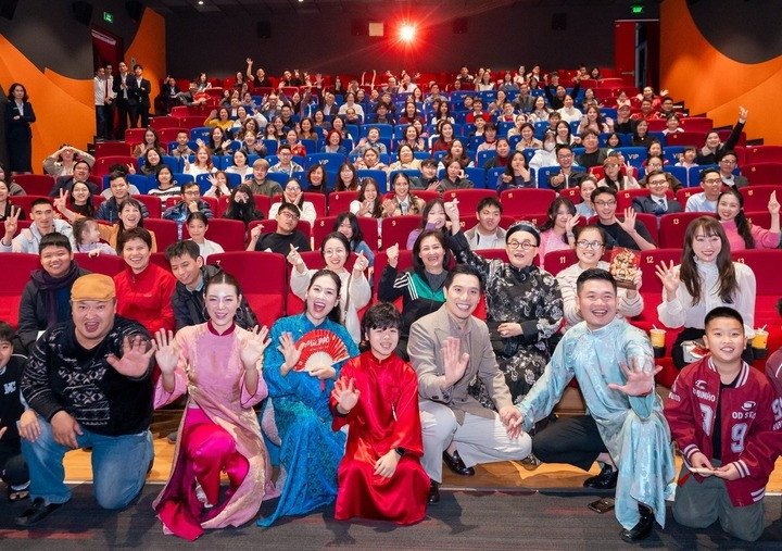 Giám đốc người Hàn quỳ lạy khán giả gây tranh cãi, đạo diễn Minh Beta nói gì?插图1 Ê-kip phim Mùi phở giao lưu với khán giả tại rạp.