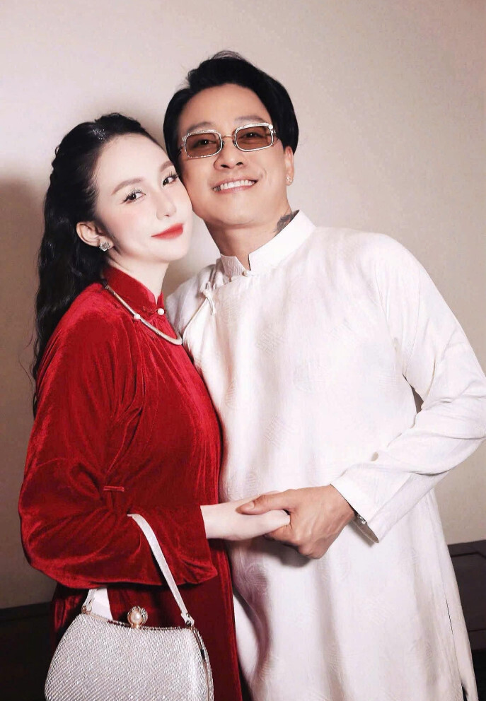 Hôn nhân hơn 10 năm của cặp vợ chồng sao Việt tuổi Ngọ插图1 Kể từ khi lấy vợ, Tuấn Hưng thay đổi nhiều.