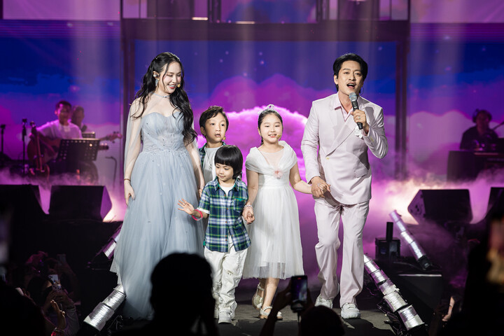 Hôn nhân hơn 10 năm của cặp vợ chồng sao Việt tuổi Ngọ插图3 Tuấn Hưng tri ân gia đình - hậu phương vững chắc giúp cho sự nghiệp của anh được thành công.