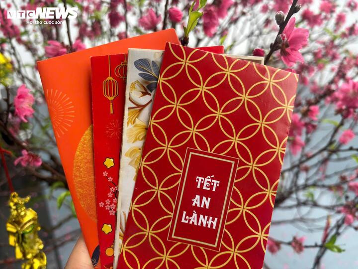 Từ bao giờ mừng tuổi 10 nghìn đồng lại khiến người mừng phải run run giải thích?插图 Lì xì đầu năm với ý nghĩa là lời chúc may mắn, sức khỏe và tài lộc gửi gắm trong phong bao đỏ của người tặng.