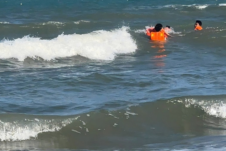 Lực lượng chức năng đang tiếp tục tìm kiếm 2 nạn nhân mất tích. (Ảnh: C.A)