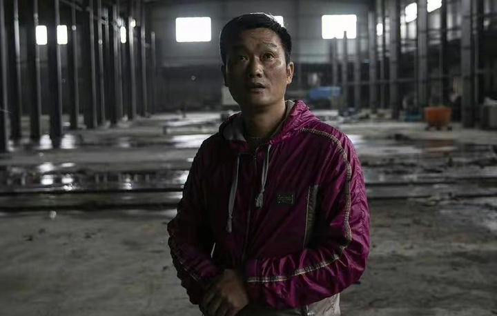 Vị tỷ phú tay trắng buồn bã thăm lại nhà xưởng cũ. (Ảnh: Sohu)