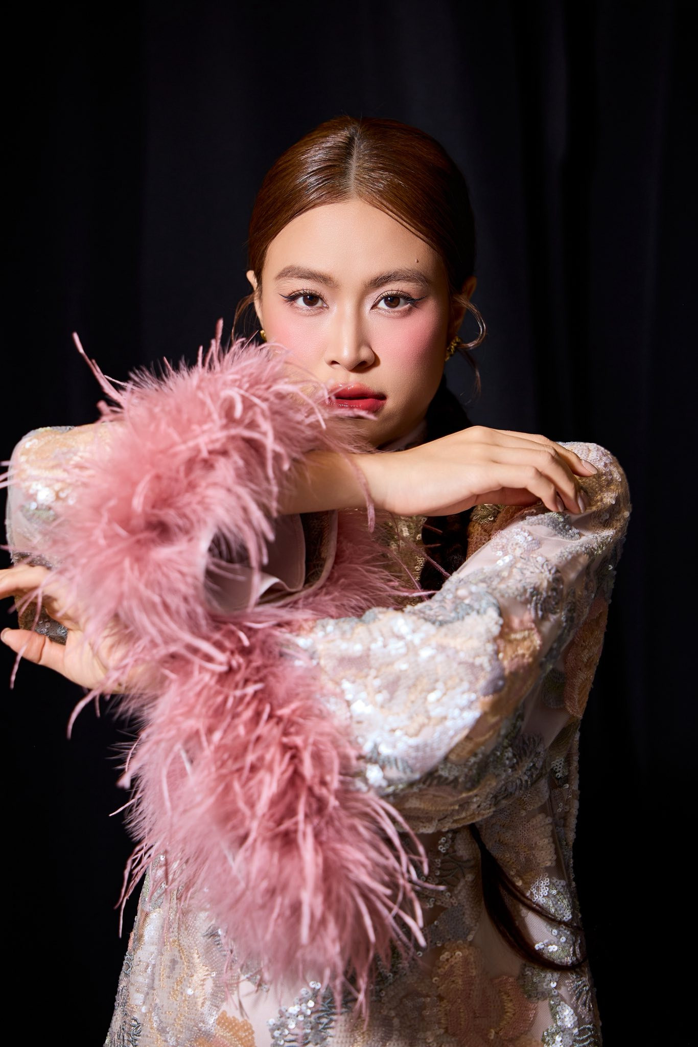 Chụp hình Tết cùng Đen Vâu, Hoàng Thùy Linh gọi khoảnh khắc chung đôi là 'vị nhà' - Ảnh 8.