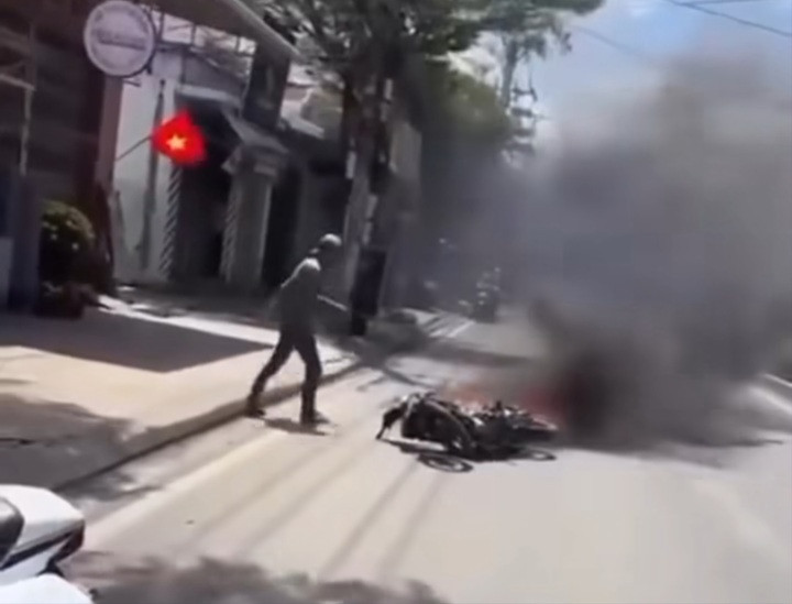 Thanh niên đốt xe sau khi bị CSGT ra hiệu dừng kiểm tra.