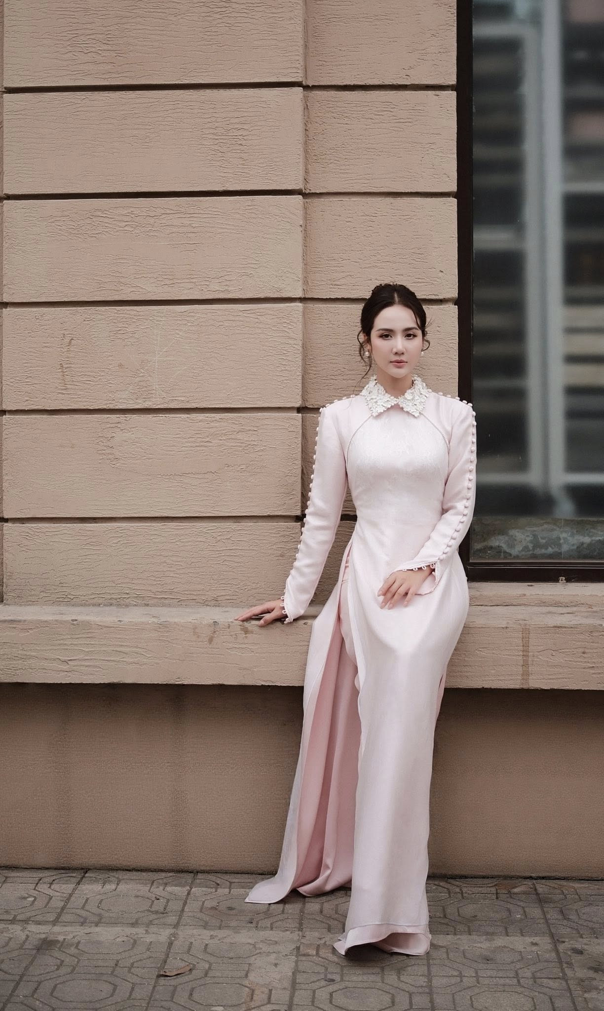 Diện áo dài hồng pastel như Huyền Lizzie cho Tết 2026 đầy phong cách - Ảnh 4.