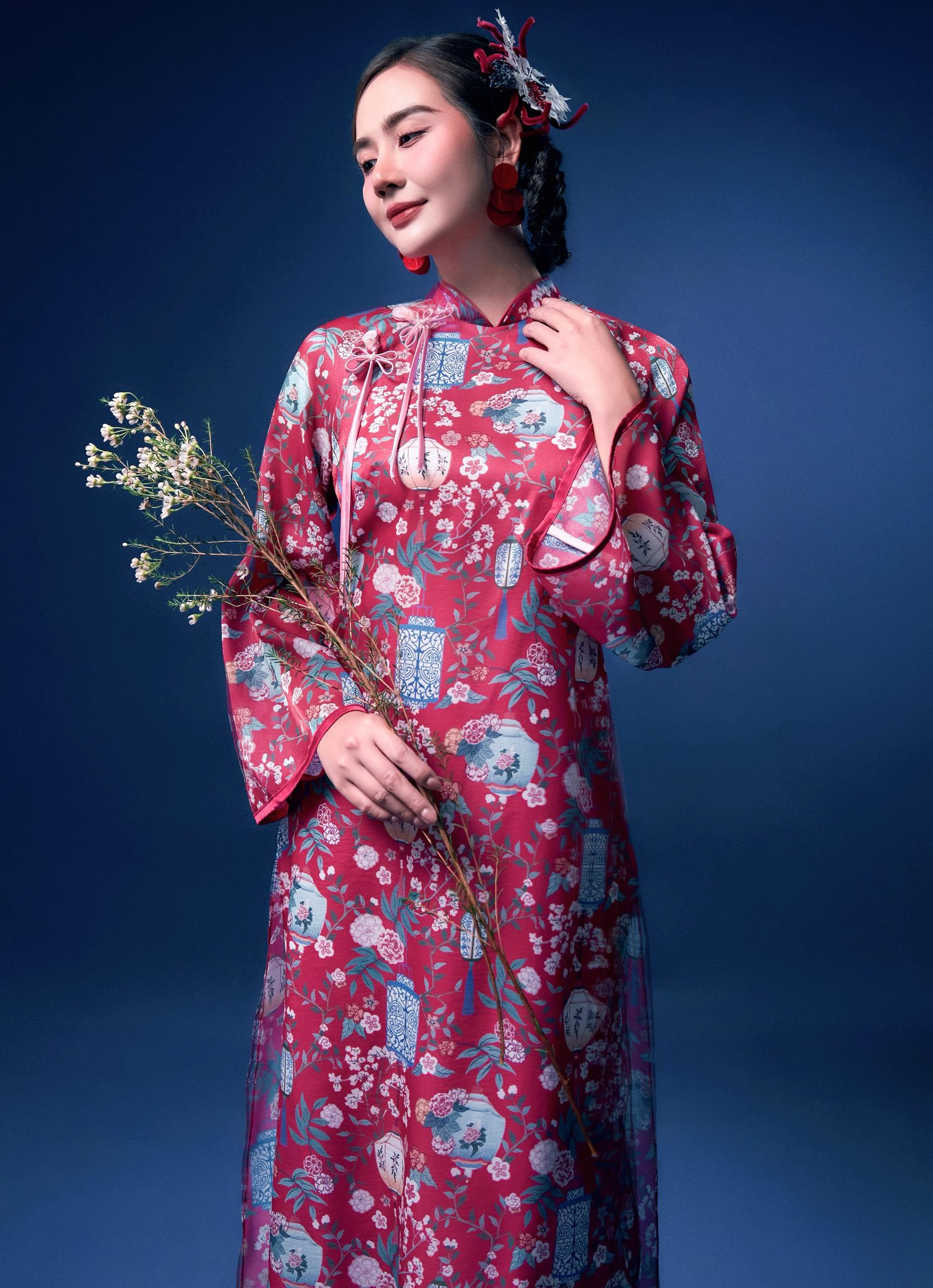 Diện áo dài hồng pastel như Huyền Lizzie cho Tết 2026 đầy phong cách - Ảnh 11.