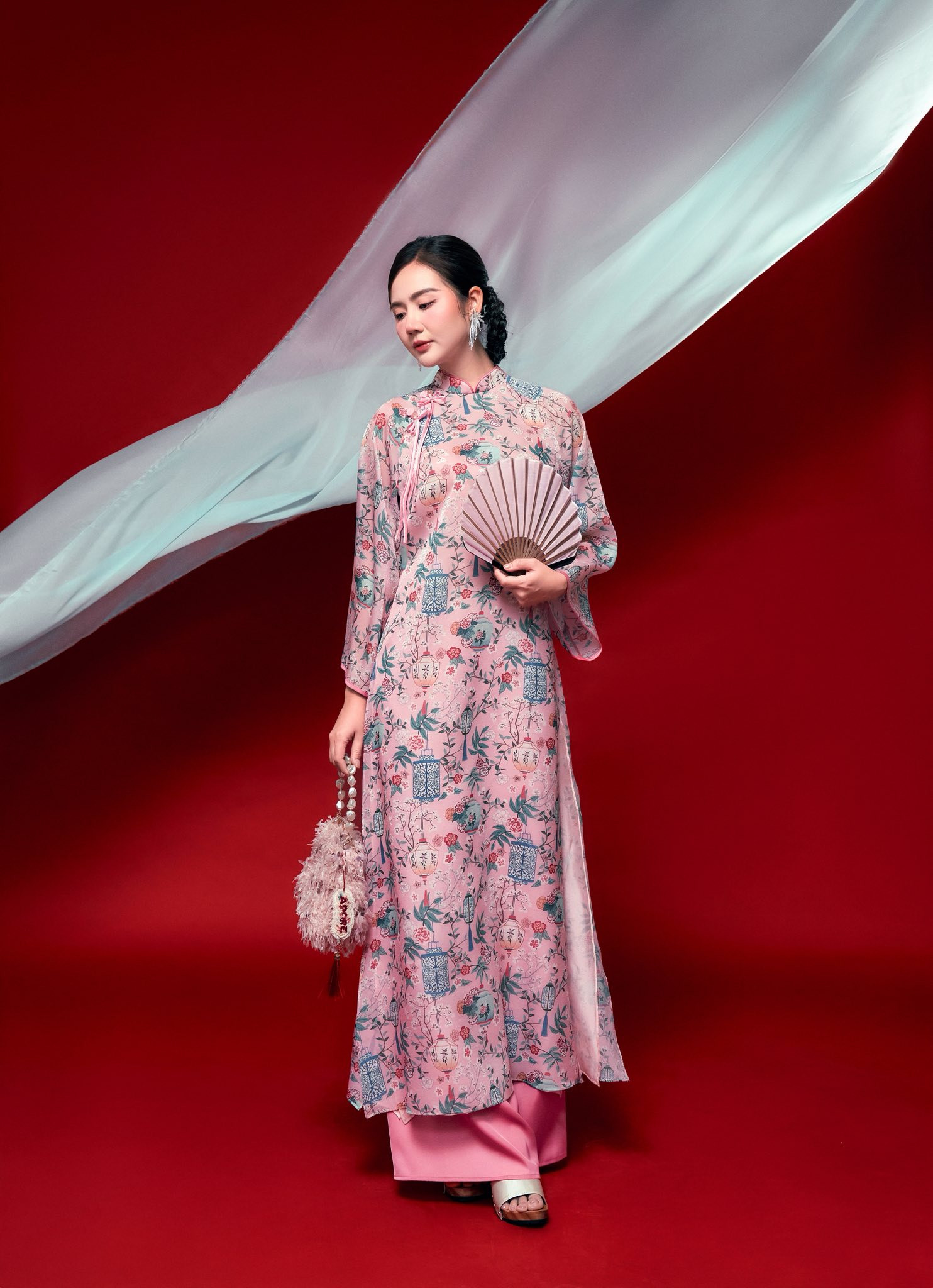 Diện áo dài hồng pastel như Huyền Lizzie cho Tết 2026 đầy phong cách - Ảnh 8.