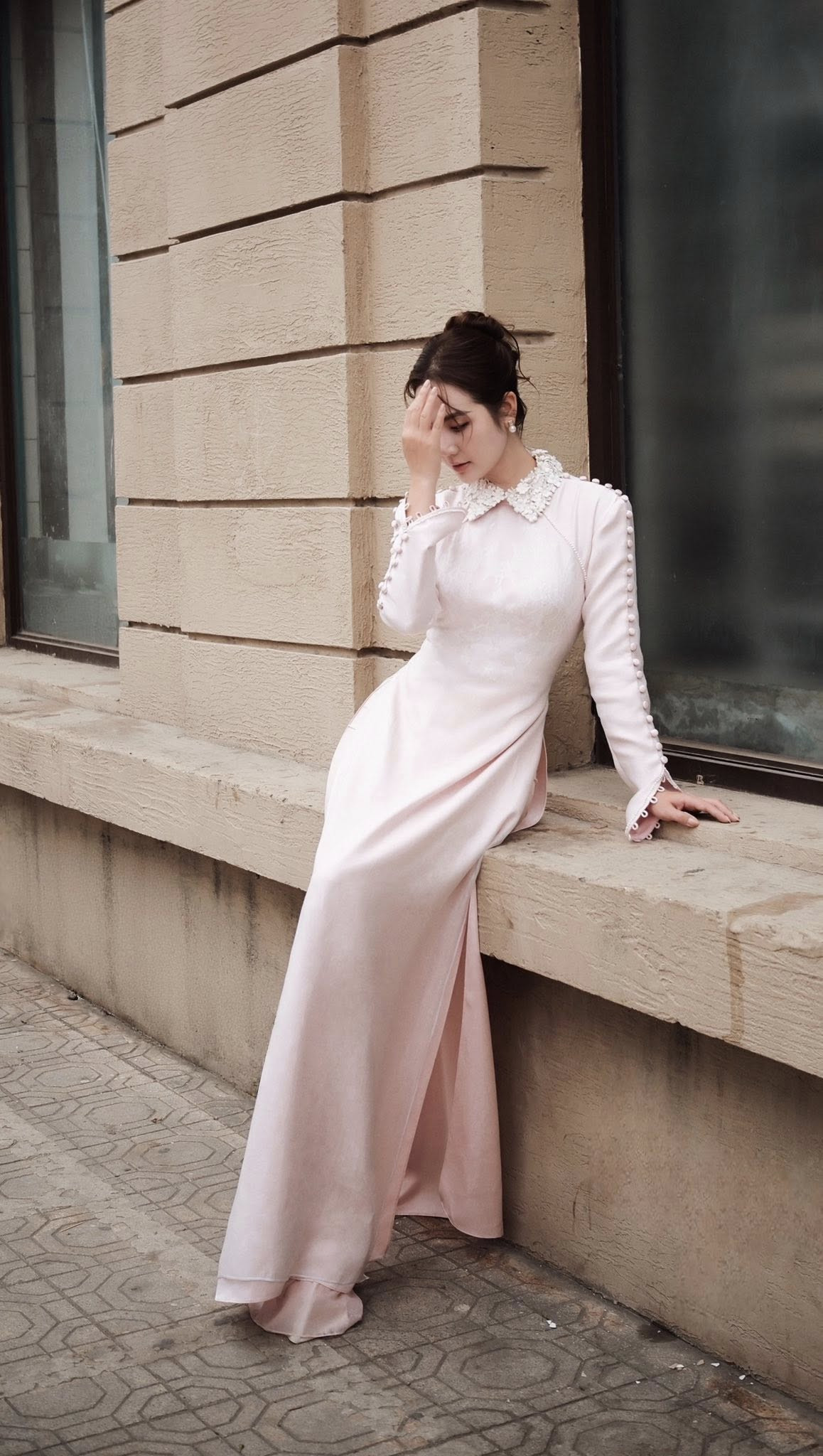 Diện áo dài hồng pastel như Huyền Lizzie cho Tết 2026 đầy phong cách - Ảnh 3.