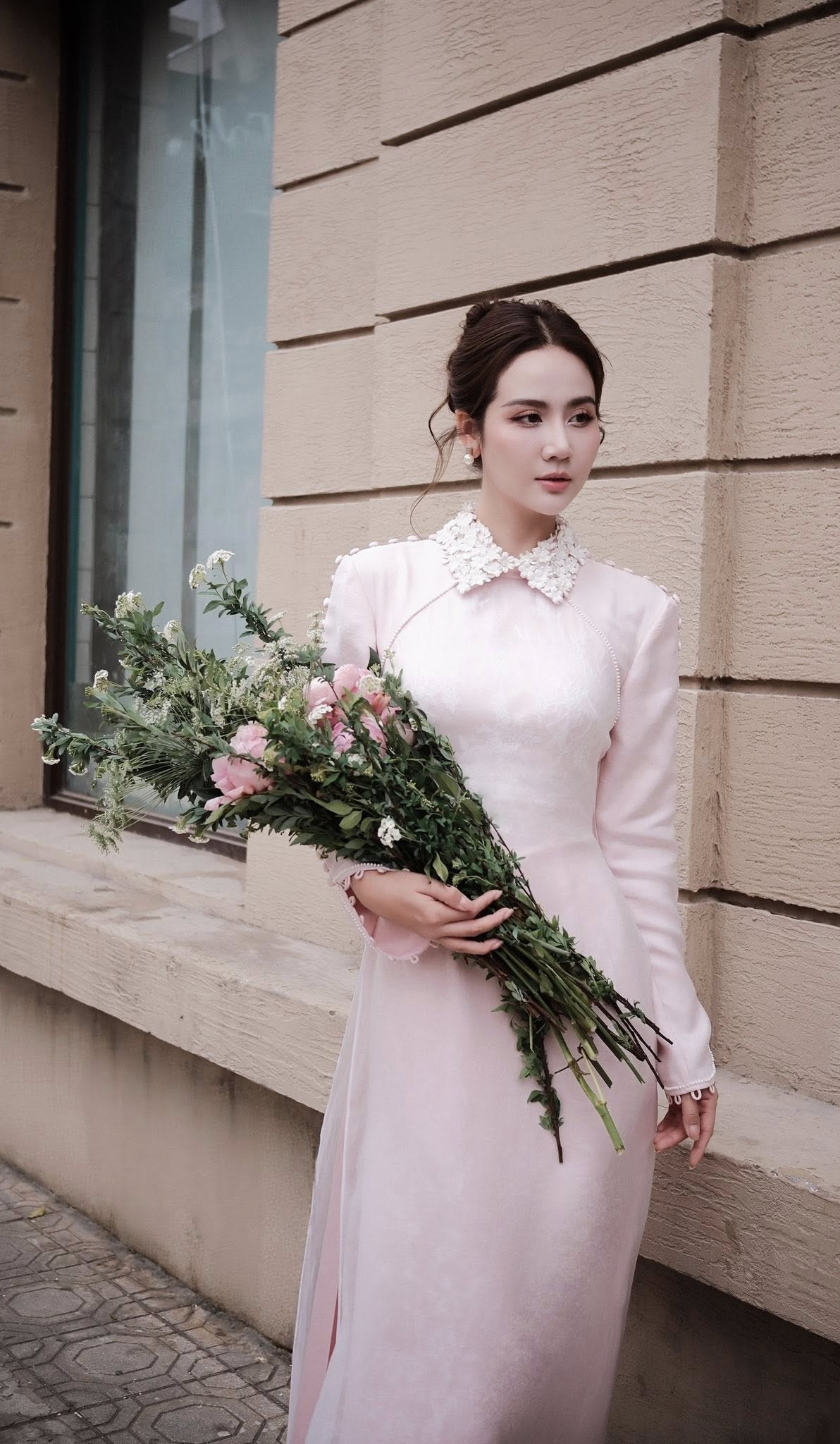 Diện áo dài hồng pastel như Huyền Lizzie cho Tết 2026 đầy phong cách - Ảnh 5.