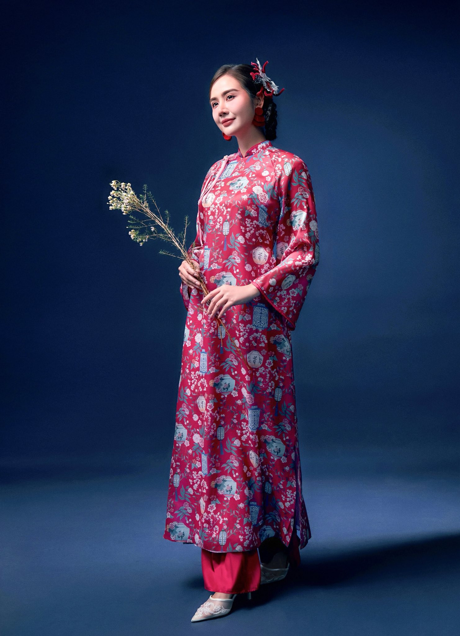 Diện áo dài hồng pastel như Huyền Lizzie cho Tết 2026 đầy phong cách - Ảnh 12.