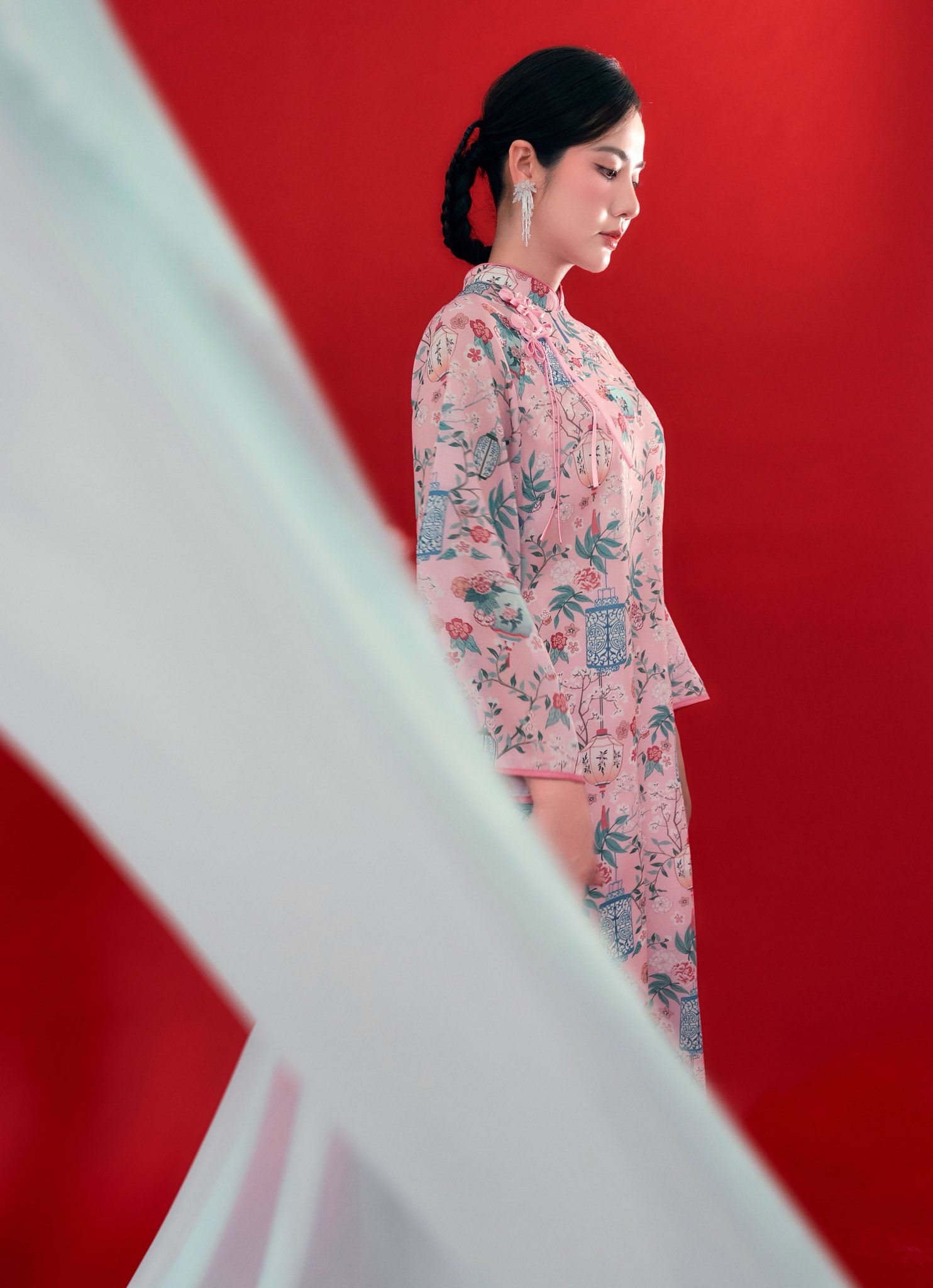 Diện áo dài hồng pastel như Huyền Lizzie cho Tết 2026 đầy phong cách - Ảnh 7.