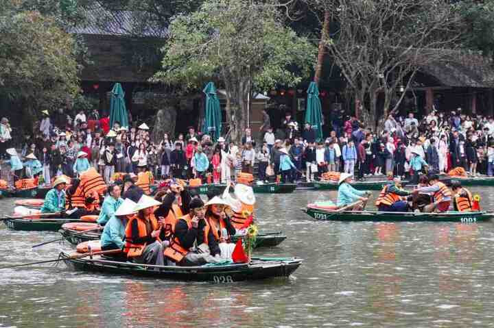 Bến thuyền tại khu du lịch sinh thái Tràng An đông nghịt người đứng chờ. (Ảnh: Diệu Anh).