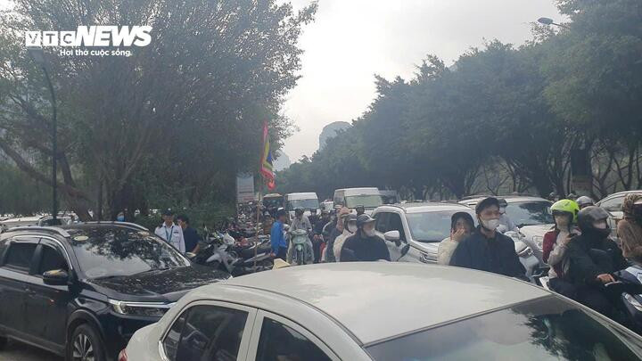 Bãi đỗ xe ở Tràng An chật kín sáng mùng 4 Tết.