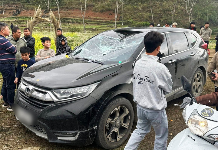 Chiếc ô tô hư hại nặng phần nóc và kính chắn gió sau sự cố “tai bay vạ gió” khi dù lượn rơi trúng. (Ảnh: Facebook)