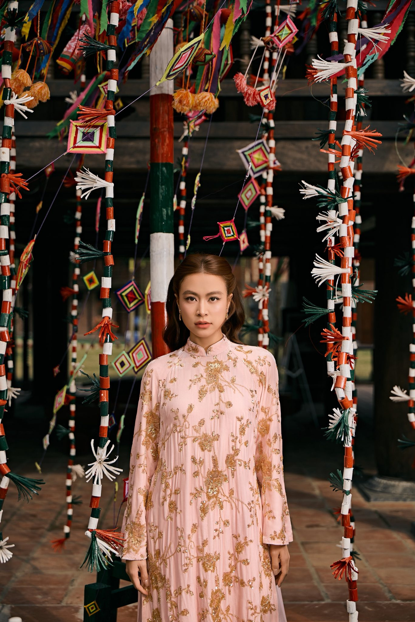 Hoàng Thùy Linh gây chú ý với áo dài kim sa trong dịp Tết 2026插图2 Hoàng Thùy Linh gây chú ý với áo dài kim sa trong dịp Tết 2026插图2