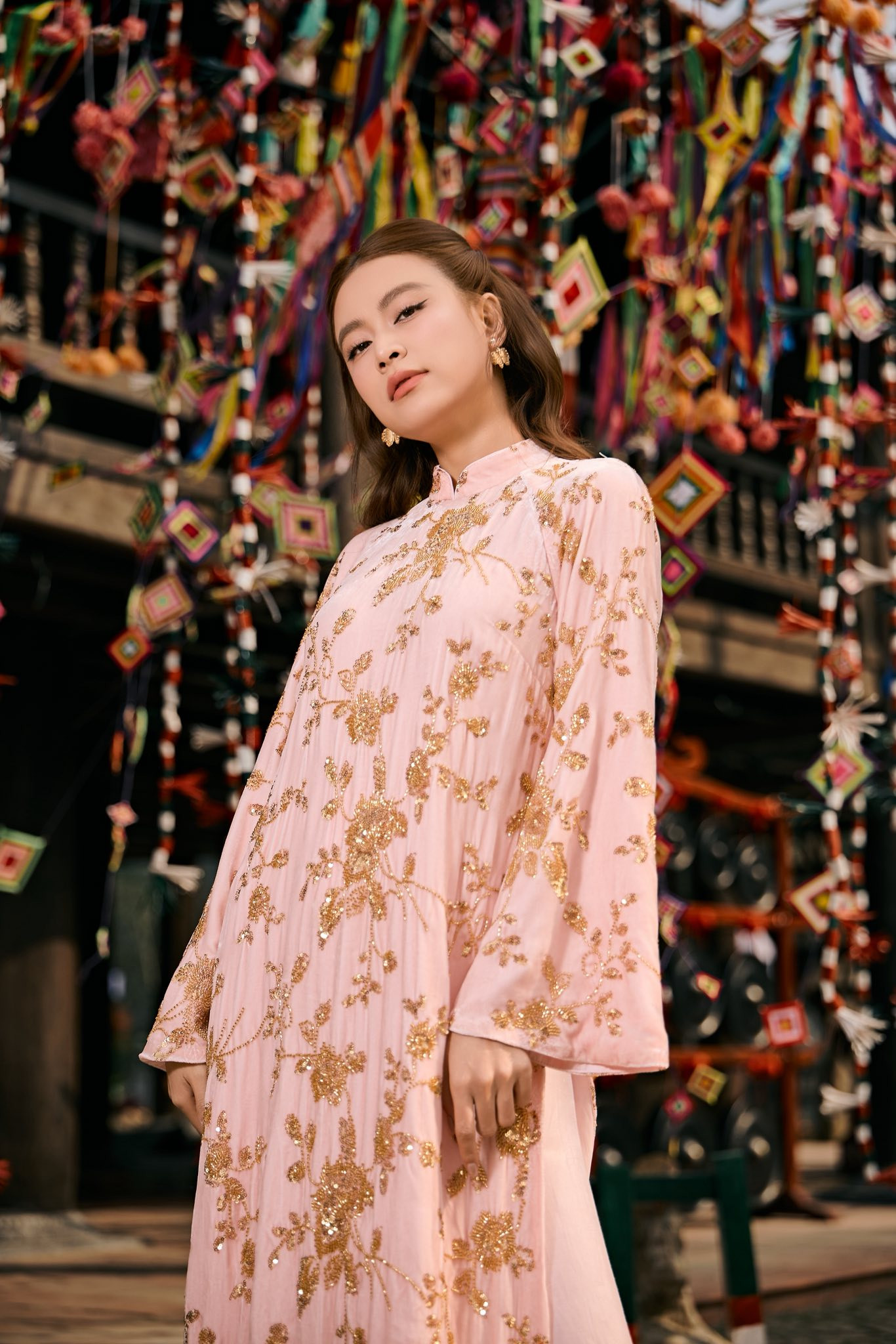 Hoàng Thùy Linh tỏa sáng với áo dài kim sa đẹp mắt trong dịp Tết 2026 - Ảnh 3.