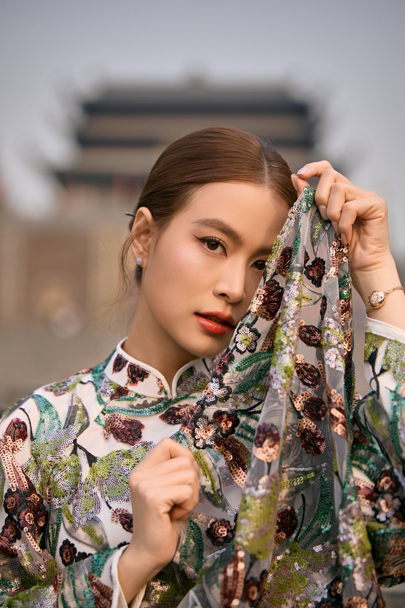 Hoàng Thùy Linh gây chú ý với áo dài kim sa trong dịp Tết 2026插图3 Hoàng Thùy Linh tỏa sáng với áo dài kim sa đẹp mắt trong dịp Tết 2026 - Ảnh 6.