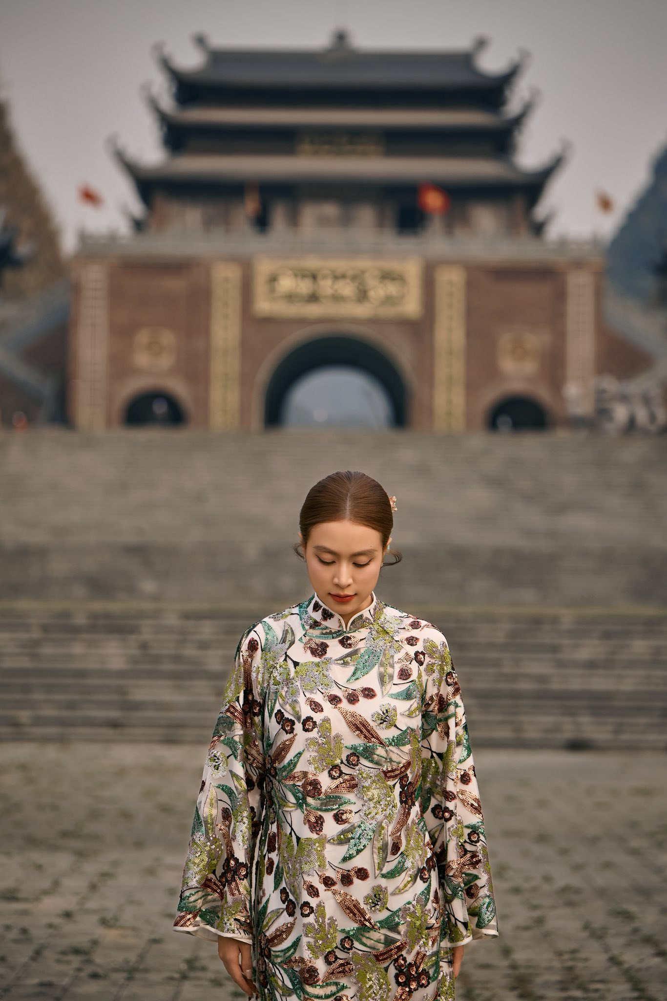 Hoàng Thùy Linh gây chú ý với áo dài kim sa trong dịp Tết 2026插图5 Hoàng Thùy Linh tỏa sáng với áo dài kim sa đẹp mắt trong dịp Tết 2026 - Ảnh 9.