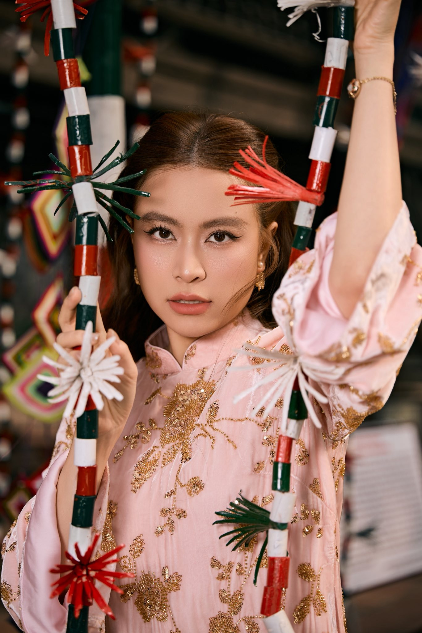 Hoàng Thùy Linh gây chú ý với áo dài kim sa trong dịp Tết 2026插图 Hoàng Thùy Linh tỏa sáng với áo dài kim sa đẹp mắt trong dịp Tết 2026 - Ảnh 2.