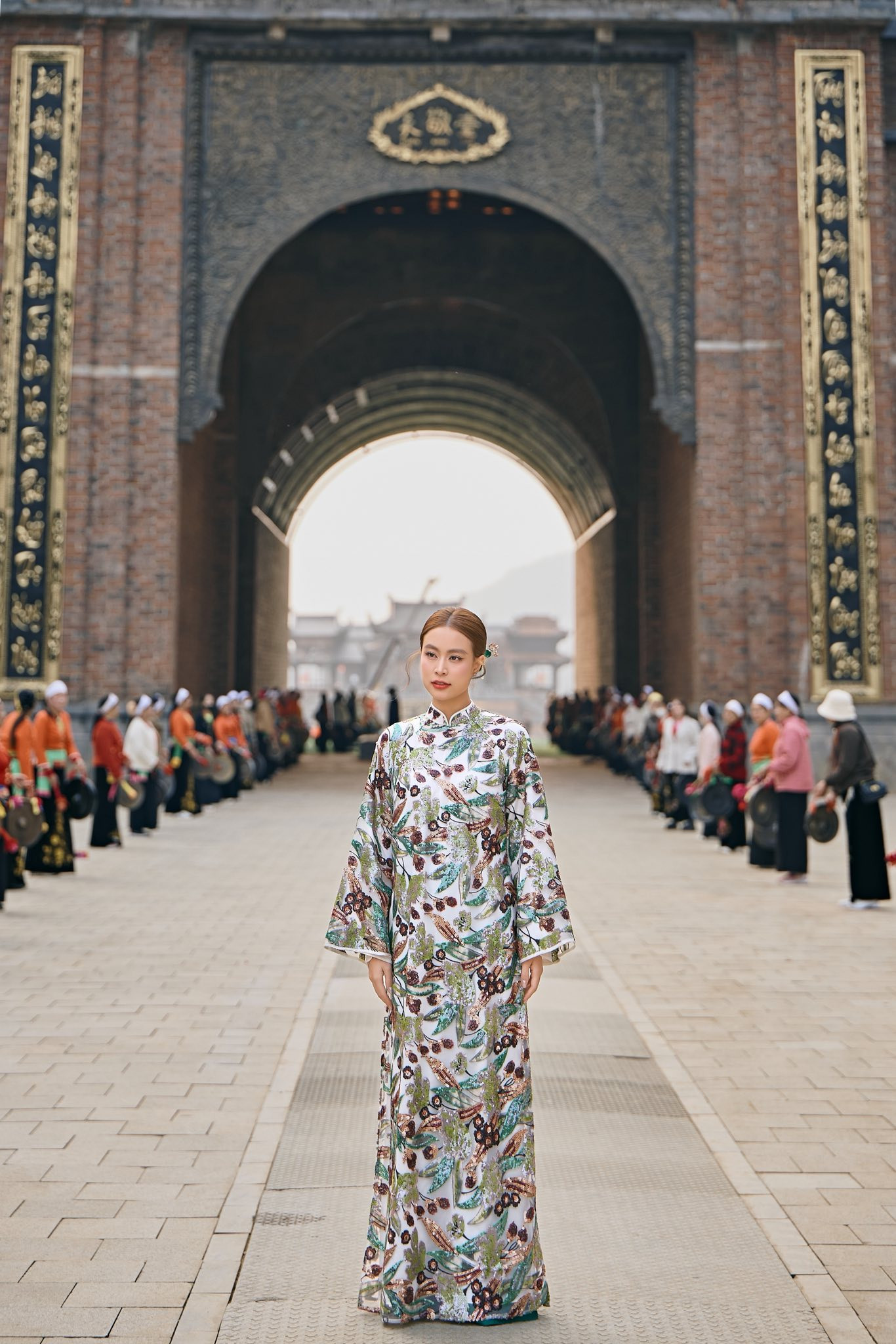 Hoàng Thùy Linh gây chú ý với áo dài kim sa trong dịp Tết 2026插图6 Hoàng Thùy Linh tỏa sáng với áo dài kim sa đẹp mắt trong dịp Tết 2026 - Ảnh 10.