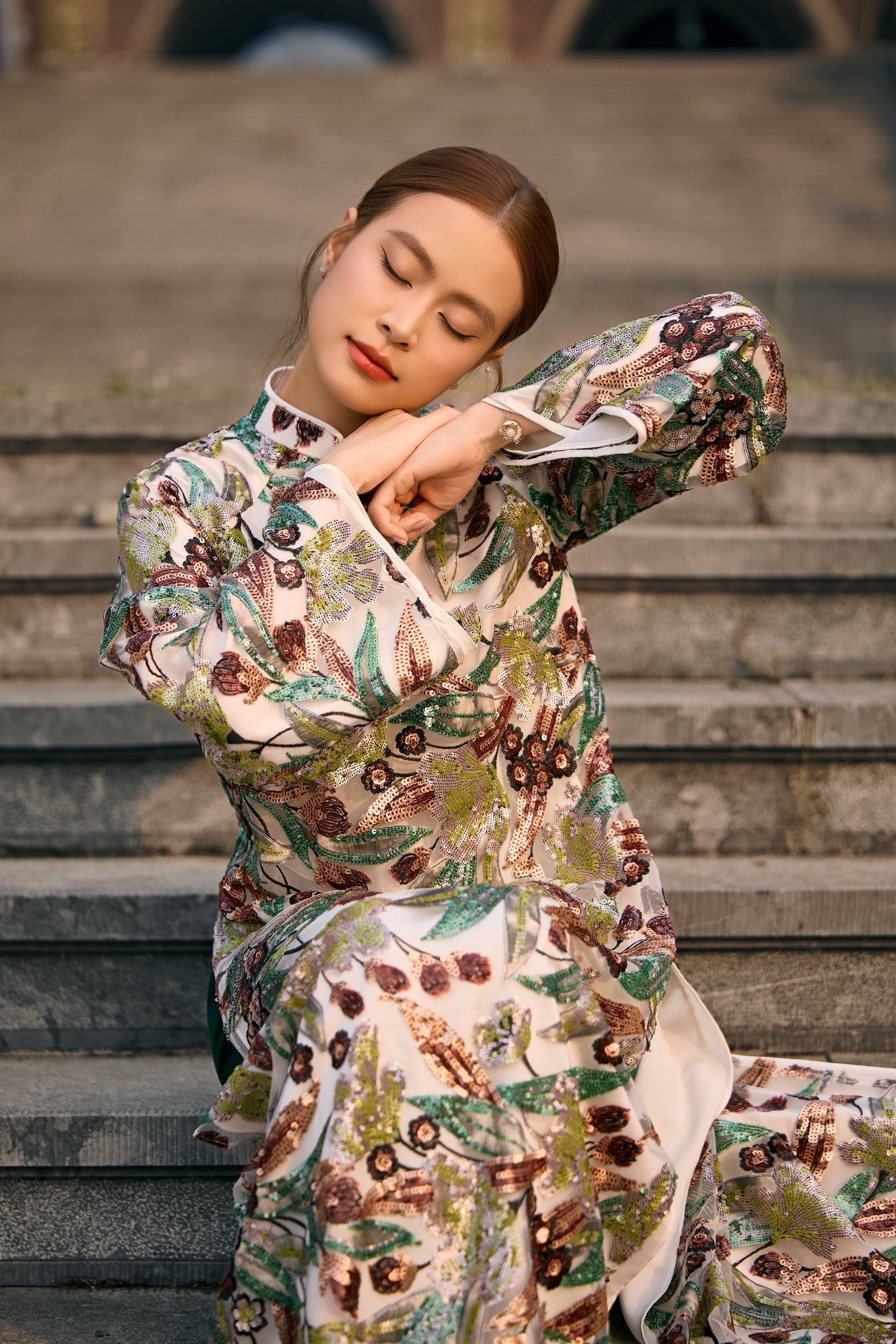 Hoàng Thùy Linh gây chú ý với áo dài kim sa trong dịp Tết 2026插图4 Hoàng Thùy Linh tỏa sáng với áo dài kim sa đẹp mắt trong dịp Tết 2026 - Ảnh 7.