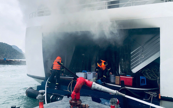 Hiện trường vụ cháy tàu du lịch nghỉ đêm trên vịnh Cát Bà (Hải Phòng)
