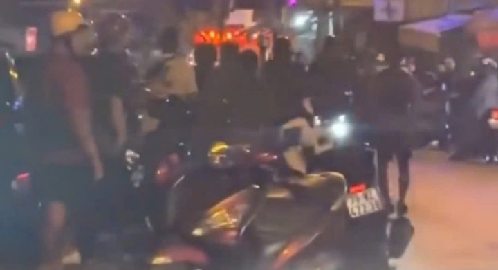 Rất đông người dân chứng kiến vụ việc.