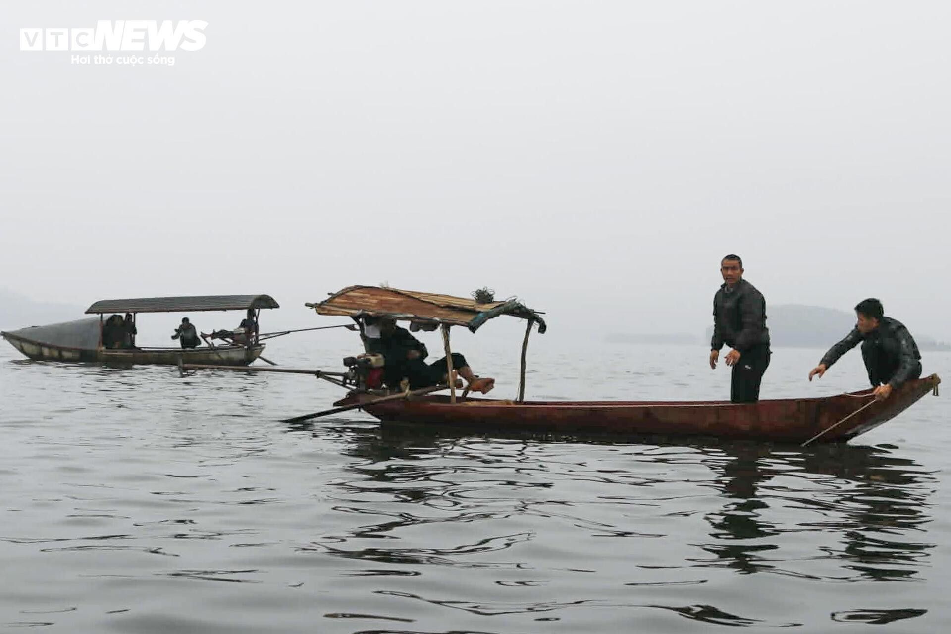 Huy động hơn 500 người tìm kiếm nạn nhân vụ chìm tàu khách ở hồ Thác Bà - 13