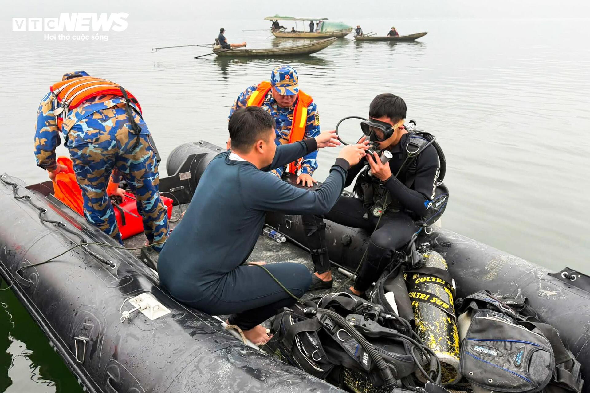 Huy động hơn 500 người tìm kiếm nạn nhân vụ chìm tàu khách ở hồ Thác Bà - 7