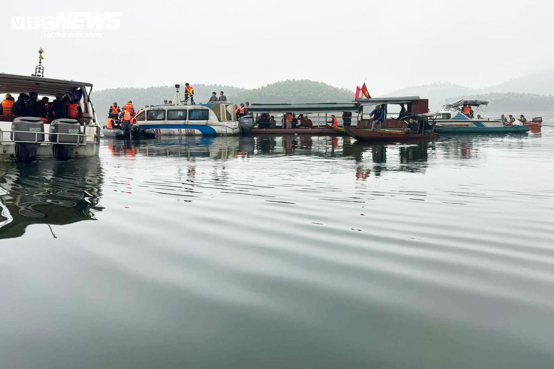Huy động hơn 500 người tìm kiếm nạn nhân vụ chìm tàu khách ở hồ Thác Bà - 3