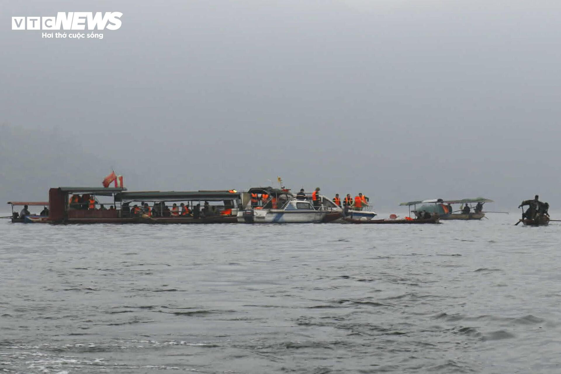 Huy động hơn 500 người tìm kiếm nạn nhân vụ chìm tàu khách ở hồ Thác Bà - 2