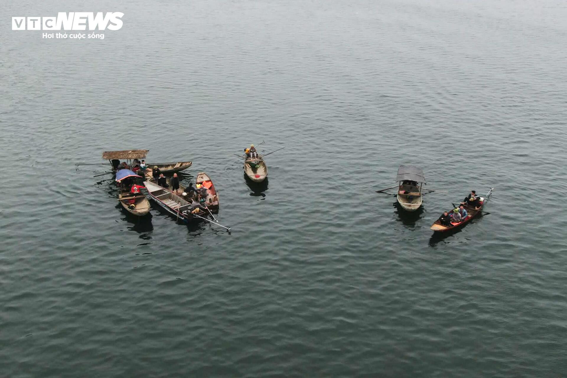 Huy động hơn 500 người tìm kiếm nạn nhân vụ chìm tàu khách ở hồ Thác Bà - 5