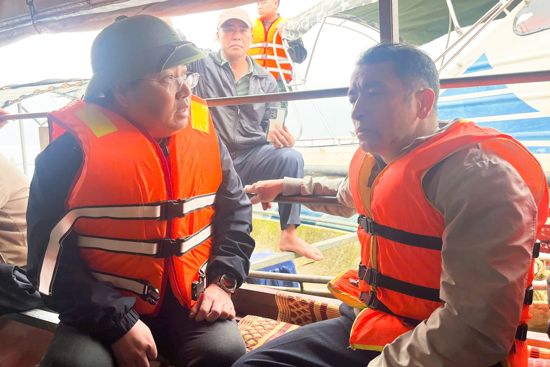 Huy động hơn 500 người tìm kiếm nạn nhân vụ chìm tàu khách ở hồ Thác Bà - 9