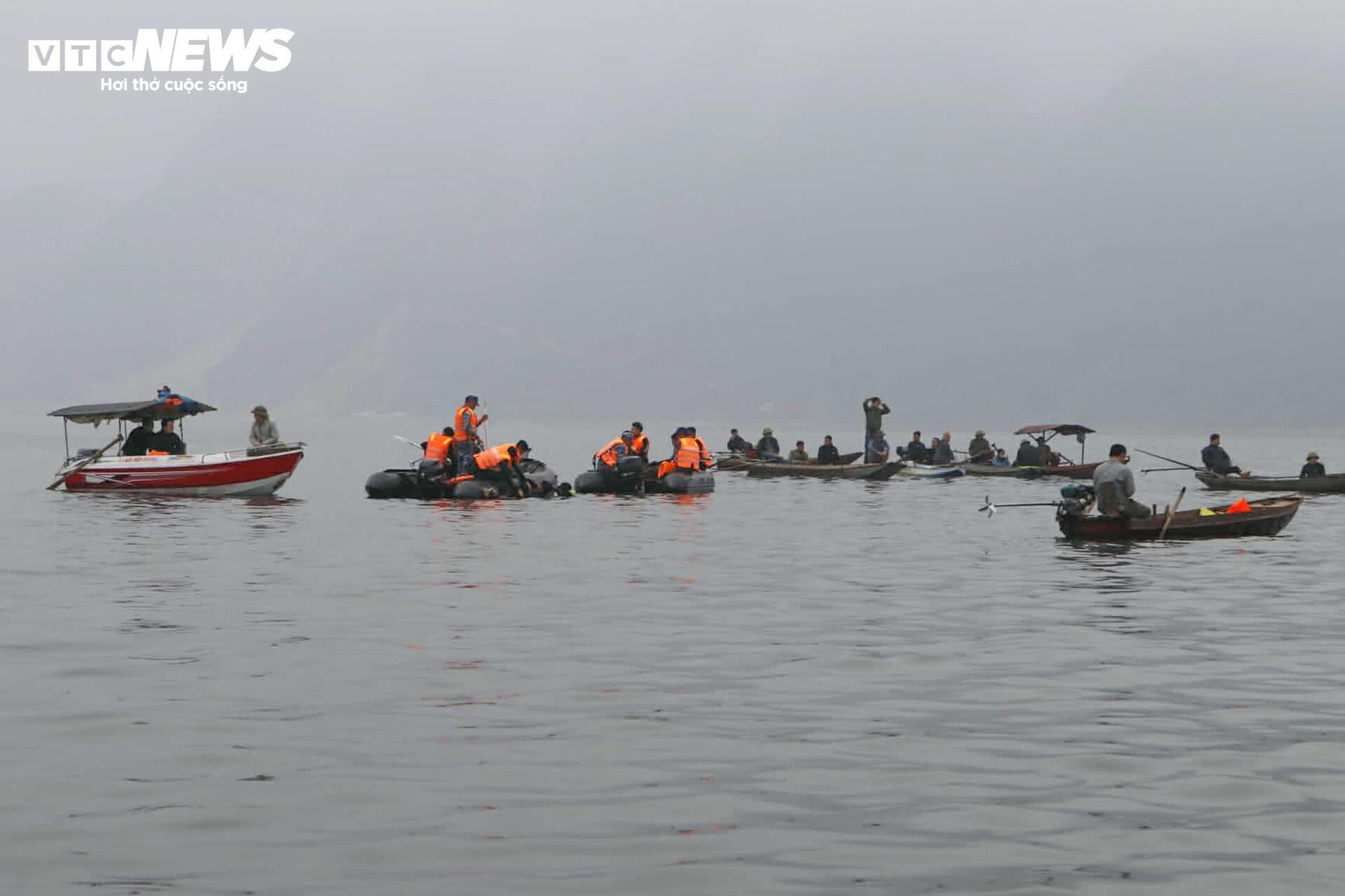 Huy động hơn 500 người tìm kiếm nạn nhân vụ chìm tàu khách ở hồ Thác Bà - 4