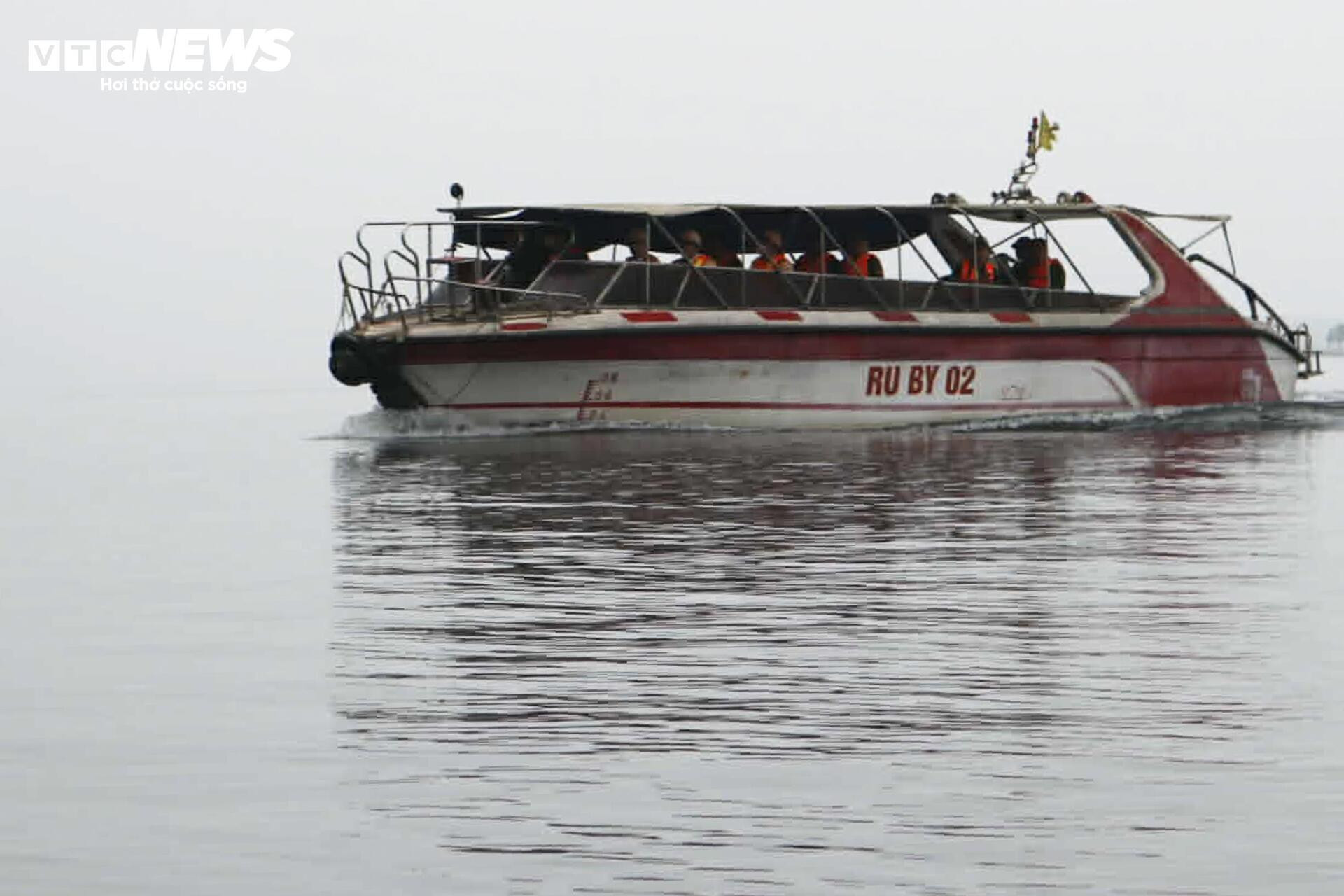 Huy động hơn 500 người tìm kiếm nạn nhân vụ chìm tàu khách ở hồ Thác Bà - 12