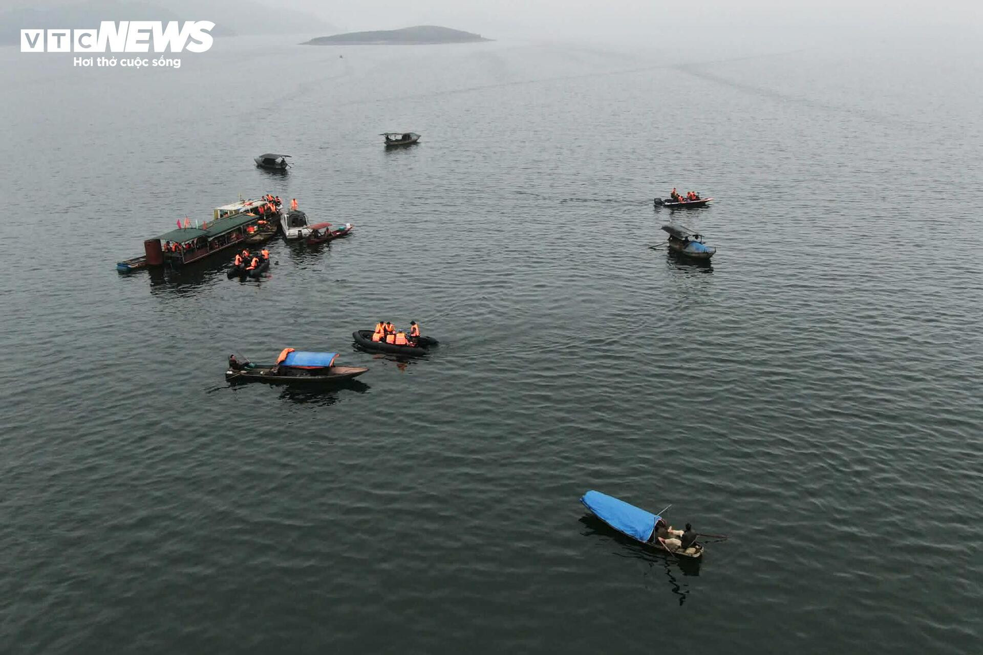 Huy động hơn 500 người tìm kiếm nạn nhân vụ chìm tàu khách ở hồ Thác Bà - 1