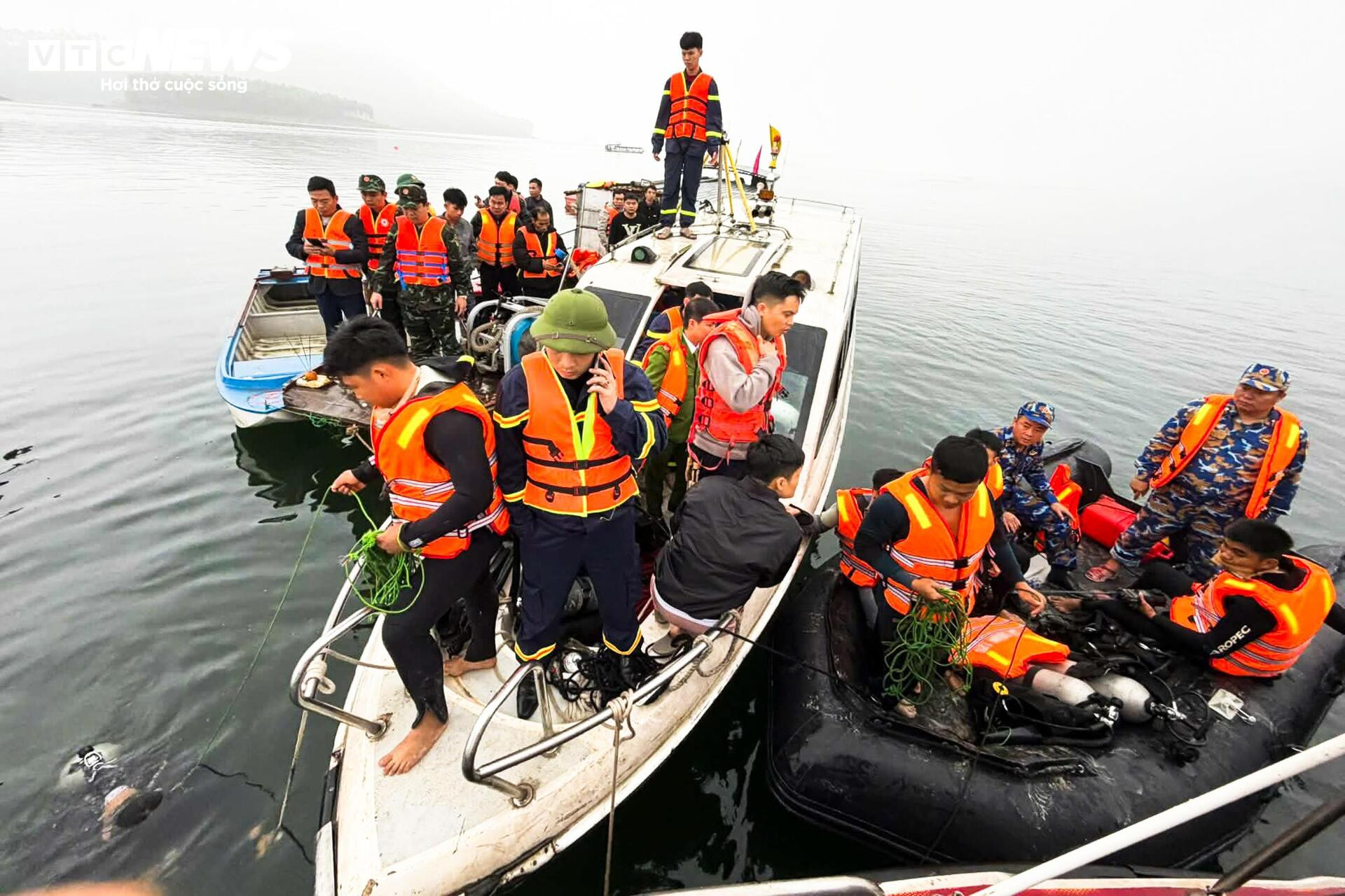 Huy động hơn 500 người tìm kiếm nạn nhân vụ chìm tàu khách ở hồ Thác Bà - 6