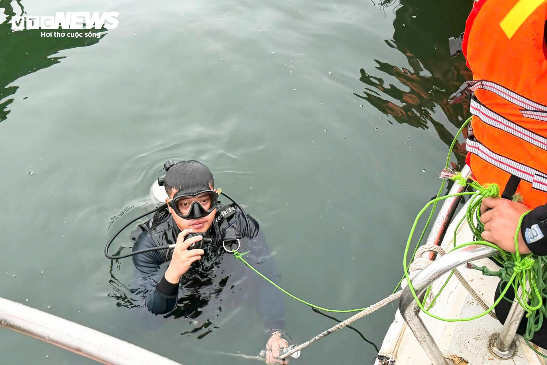 Huy động hơn 500 người tìm kiếm nạn nhân vụ chìm tàu khách ở hồ Thác Bà - 11