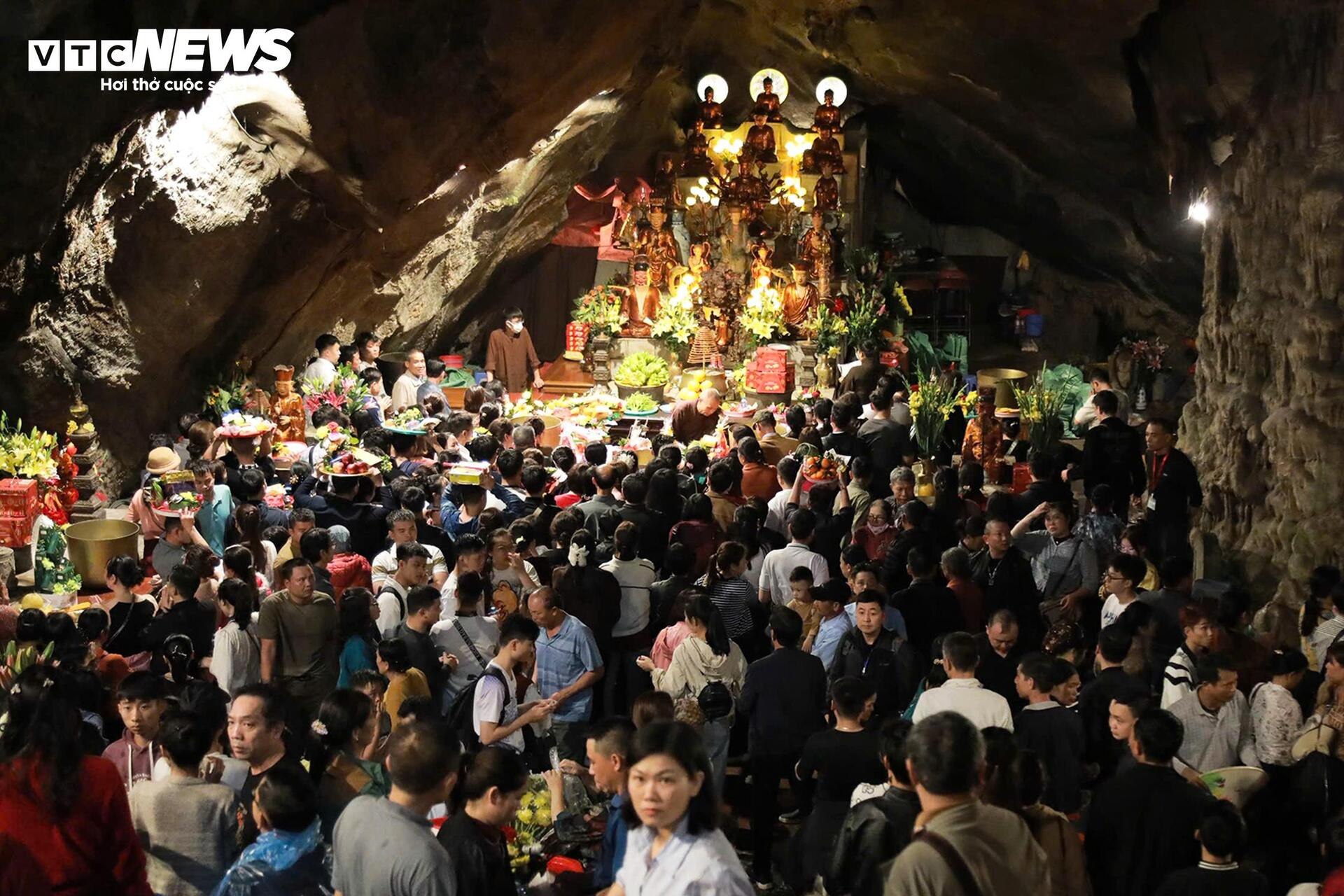 Mưa xuân nặng hạt, hàng vạn người vẫn đội mưa trẩy hội Chùa Hương - 10