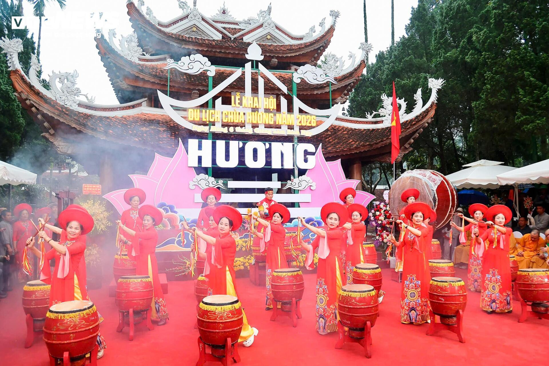 Mưa xuân nặng hạt, hàng vạn người vẫn đội mưa trẩy hội Chùa Hương - 1