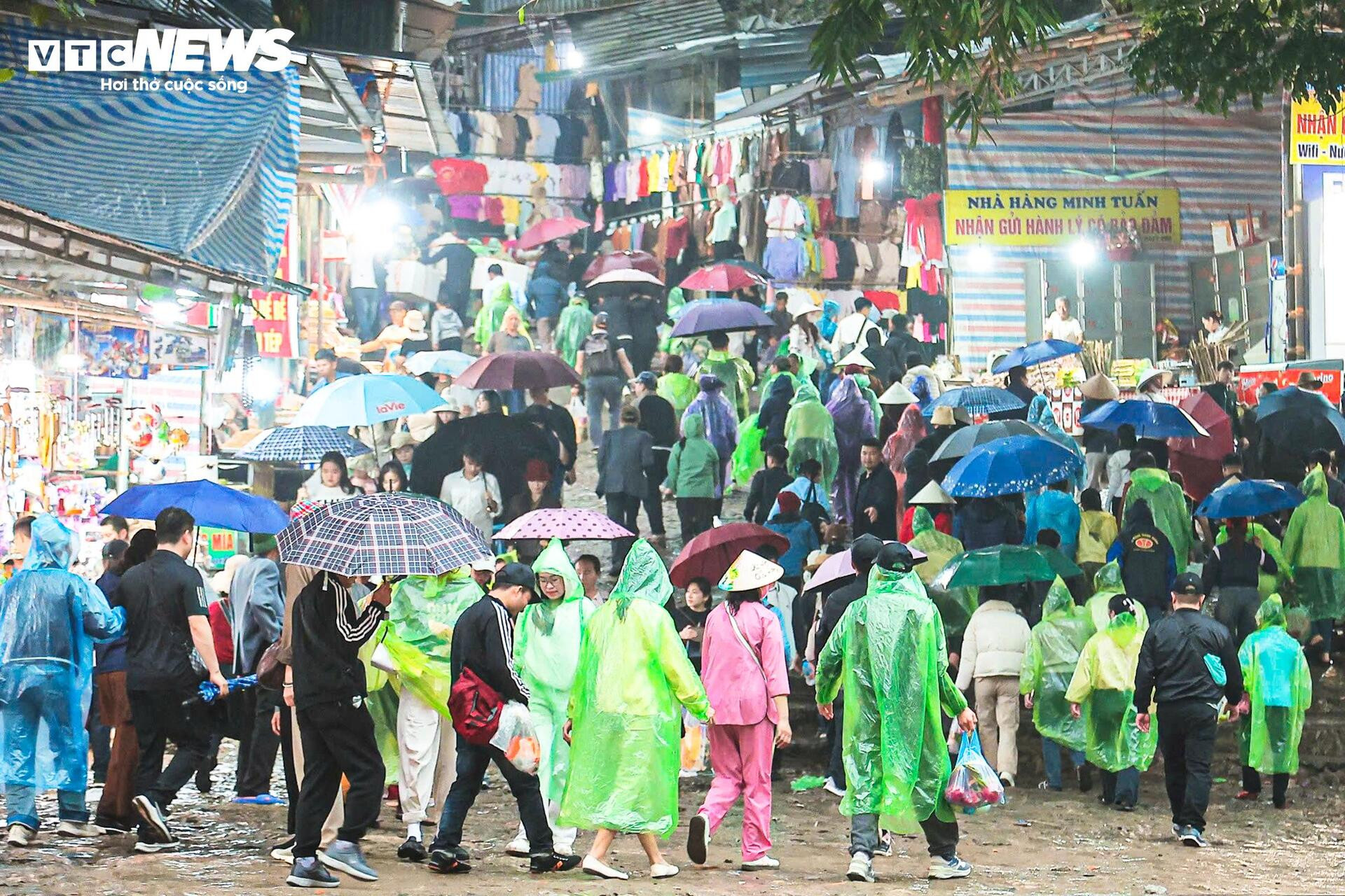 Mưa xuân nặng hạt, hàng vạn người vẫn đội mưa trẩy hội Chùa Hương - 2