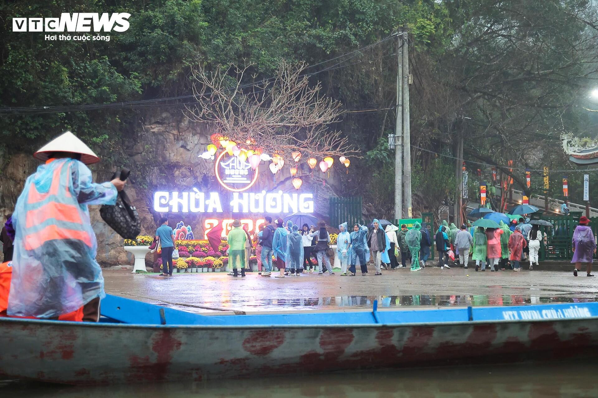 Mưa xuân nặng hạt, hàng vạn người vẫn đội mưa trẩy hội Chùa Hương - 6