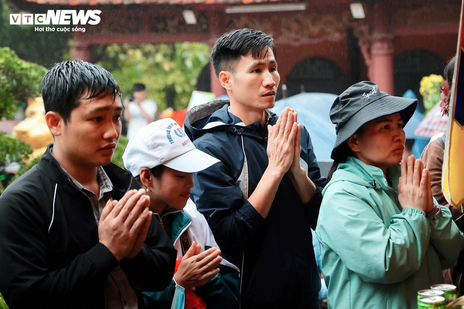 Mưa xuân nặng hạt, hàng vạn người vẫn đội mưa trẩy hội Chùa Hương - 5